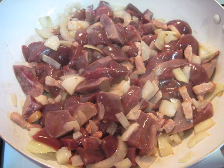 Rognons de porc au courgette en sauce de vin blanc