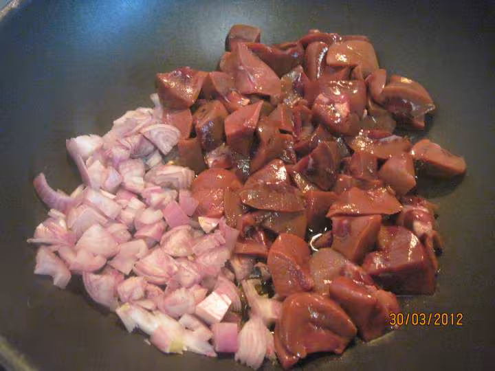 Rognons de porc aux champignons en sauce tomates cuisinee