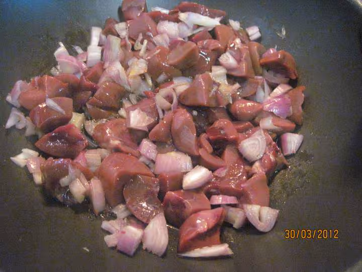 Rognons de porc aux champignons en sauce tomates cuisinee