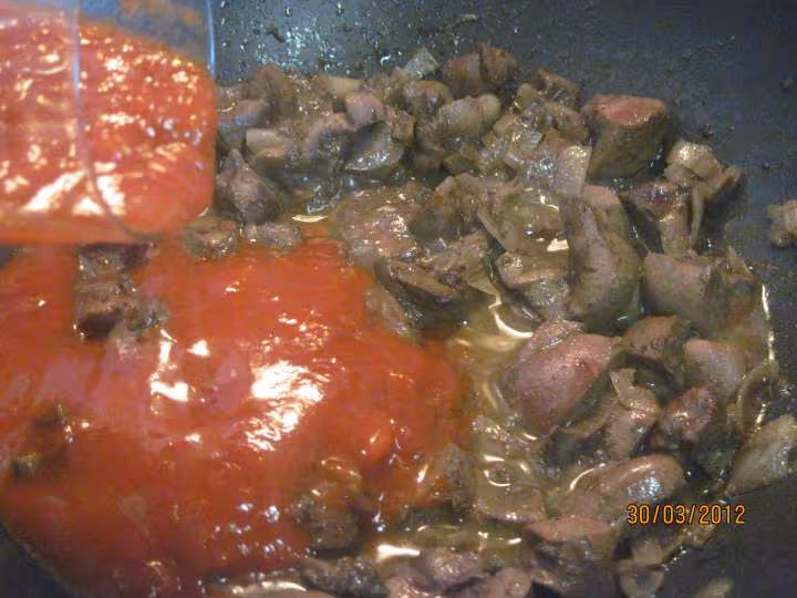 Rognons de porc aux champignons en sauce tomates cuisinee