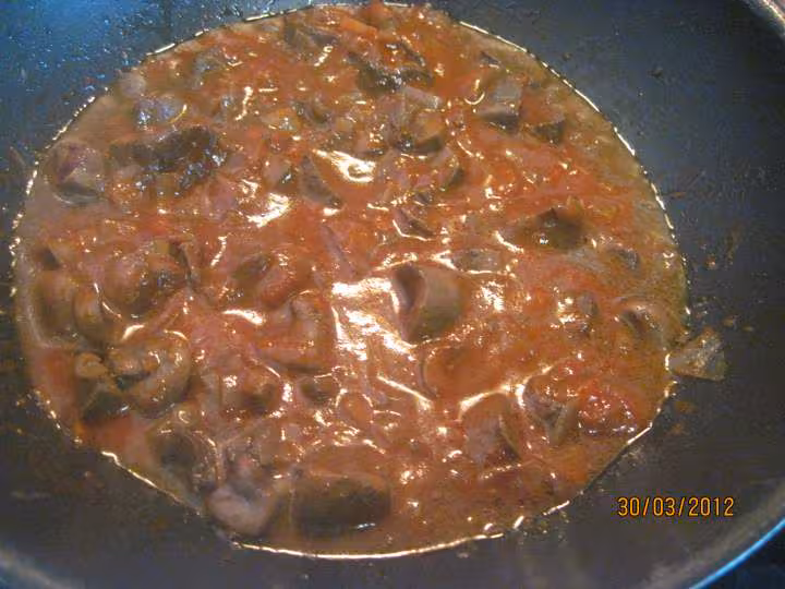 Rognons de porc aux champignons en sauce tomates cuisinee