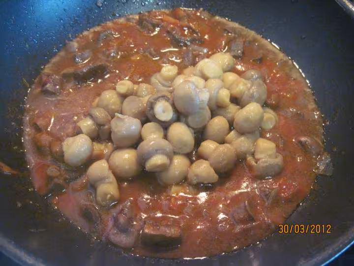 Rognons de porc aux champignons en sauce tomates cuisinee