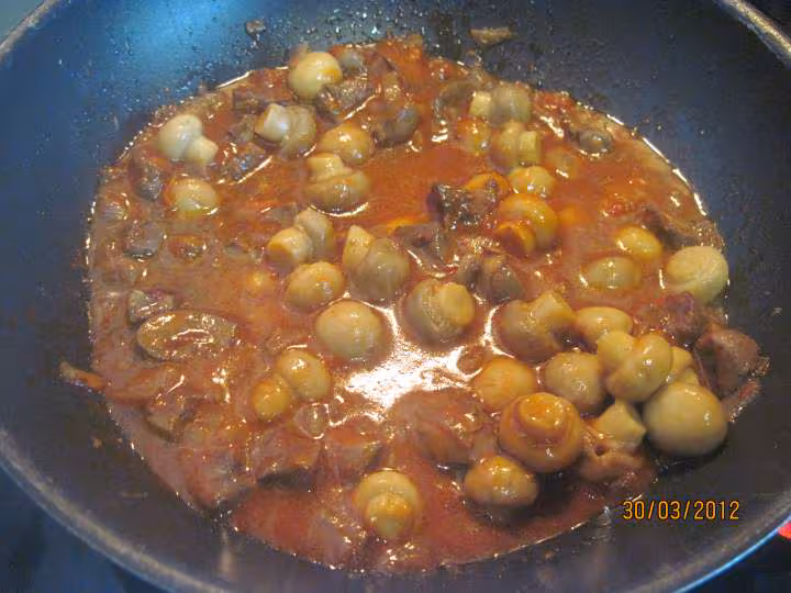 Rognons de porc aux champignons en sauce tomates cuisinee