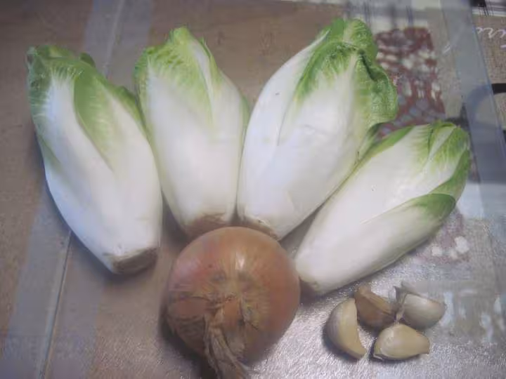 Roti de porc cuit sur un lit d endives