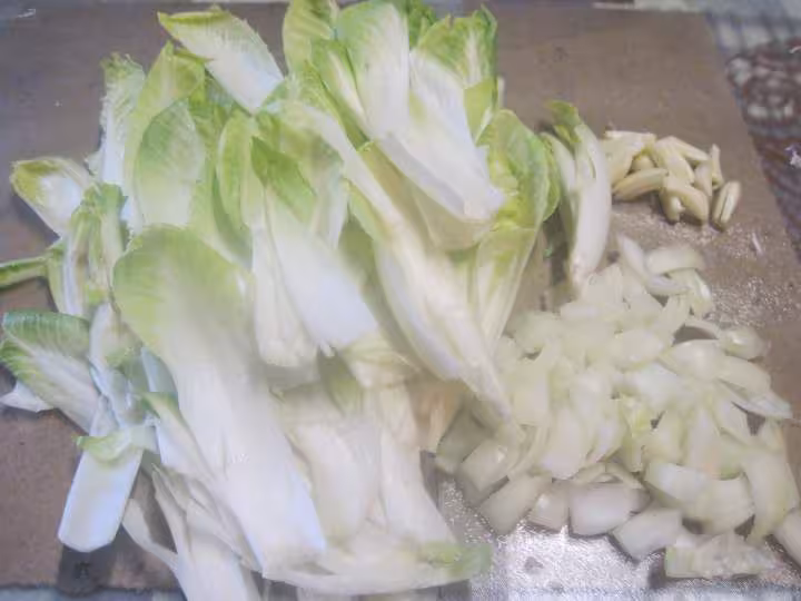 Roti de porc cuit sur un lit d endives