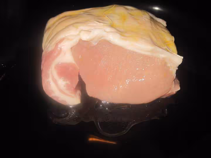 Roti de porc cuit sur un lit d endives