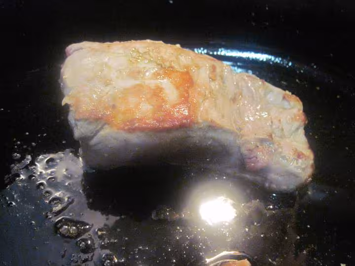 Roti de porc cuit sur un lit d endives