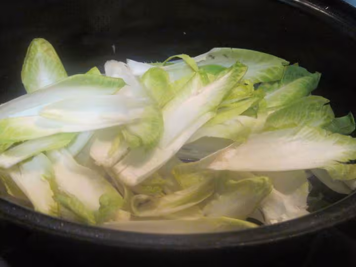 Roti de porc cuit sur un lit d endives