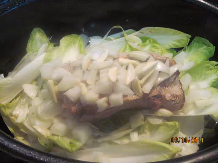 Roti de porc cuit sur un lit d endives