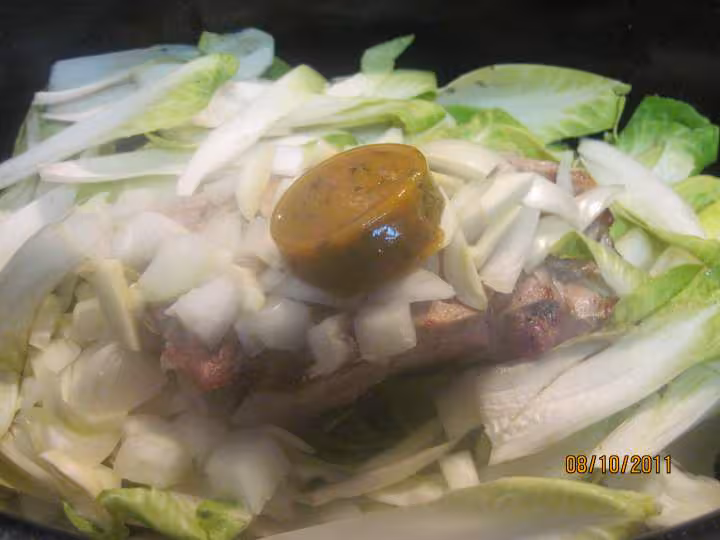 Roti de porc cuit sur un lit d endives