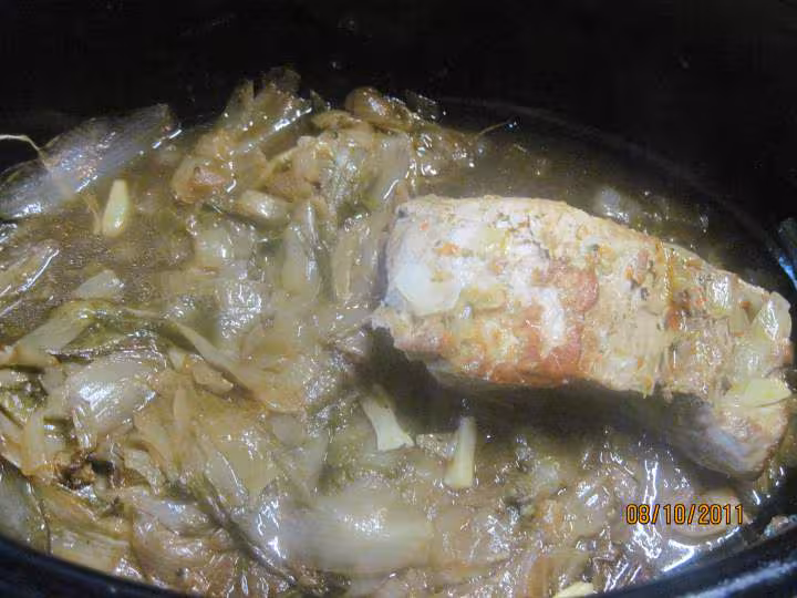 Roti de porc cuit sur un lit d endives