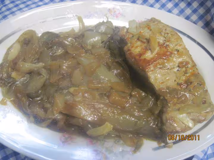 Roti de porc cuit sur un lit d endives