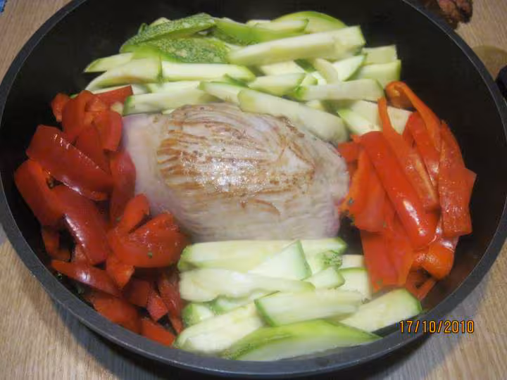Roti de veau courgette poivrons sauce de fond veau