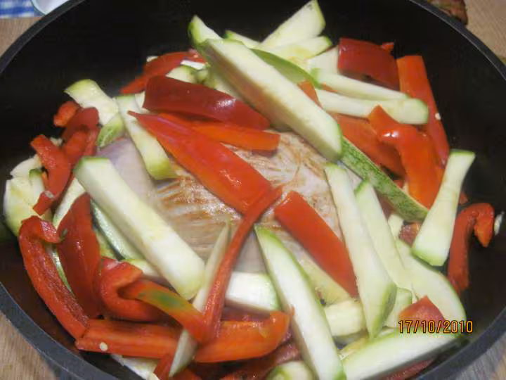 Roti de veau courgette poivrons sauce de fond veau