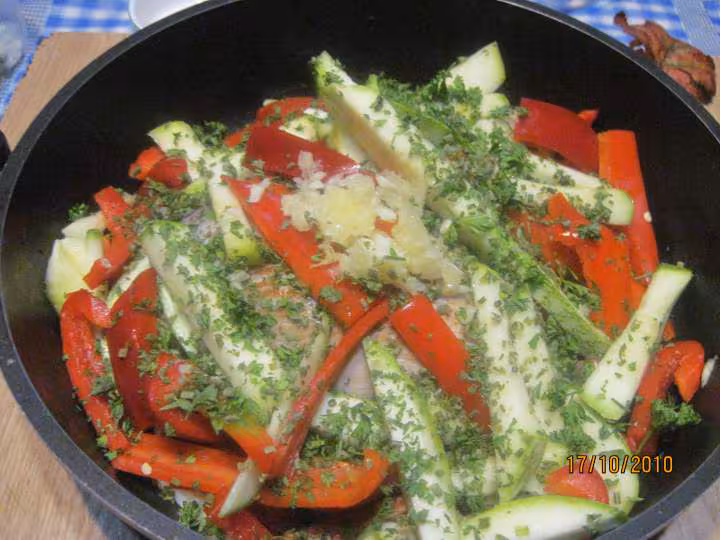 Roti de veau courgette poivrons sauce de fond veau