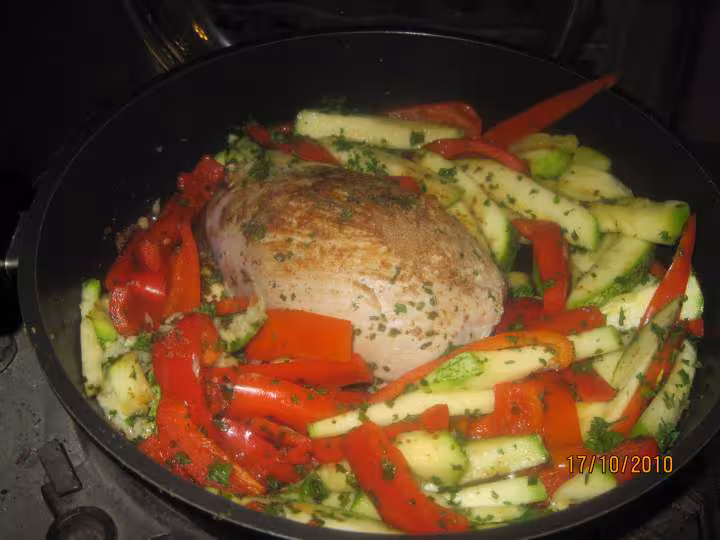 Roti de veau courgette poivrons sauce de fond veau