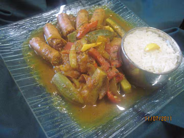 Rougail de petites saucisses legumes riz