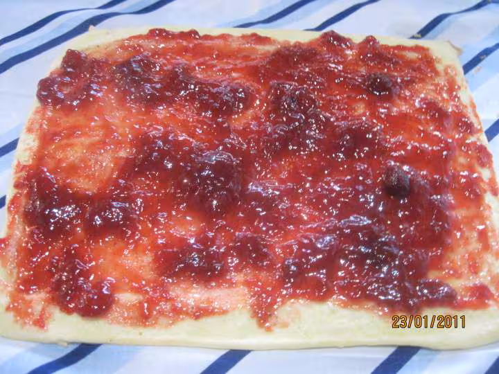 Roule a la confiture de fraises et framboise