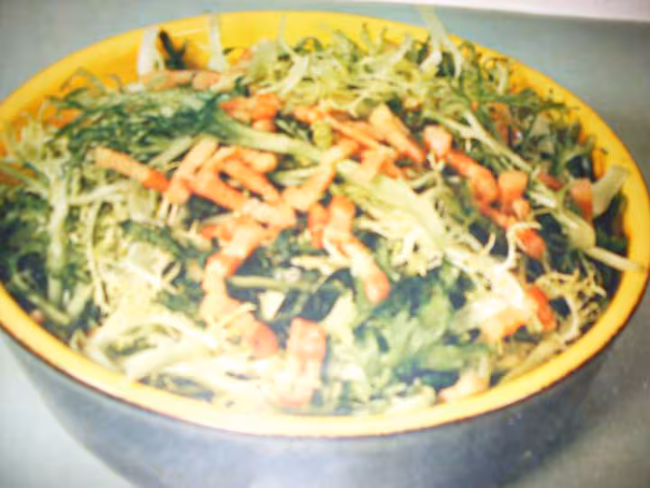 Salade de pissenlits non cuit au lard