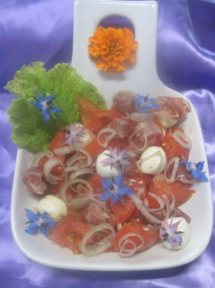 Salade de tomates mozzarelle jambon fleurs de bourrache