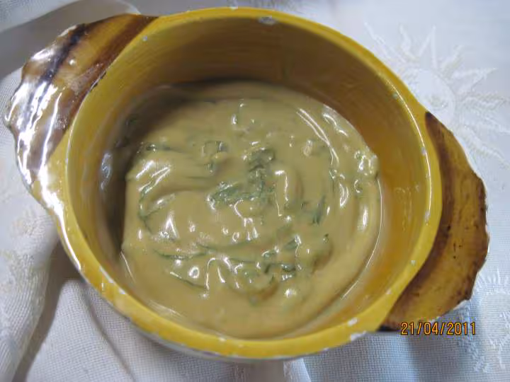 Sauce vinaigrette assaisonnee feuilles de menthe citronnee