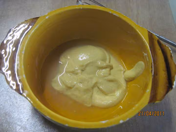 Sauce vinaigrette assaisonnee feuilles de menthe citronnee