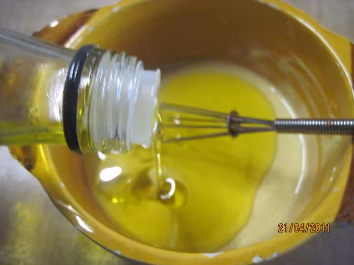 Sauce vinaigrette assaisonnee feuilles de menthe citronnee