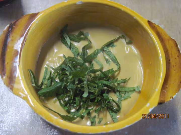 Sauce vinaigrette assaisonnee feuilles de menthe citronnee