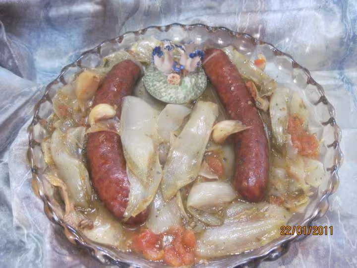 Saucisses de montbeliard sur un lit d endives