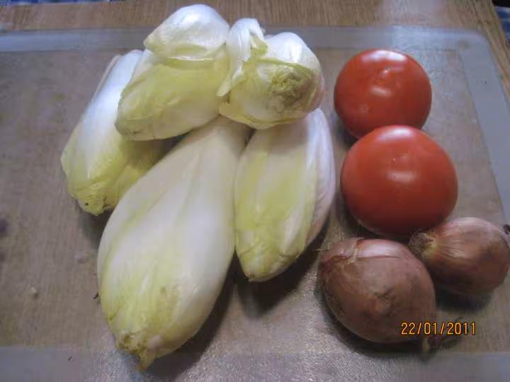 Saucisses de montbeliard sur un lit d endives