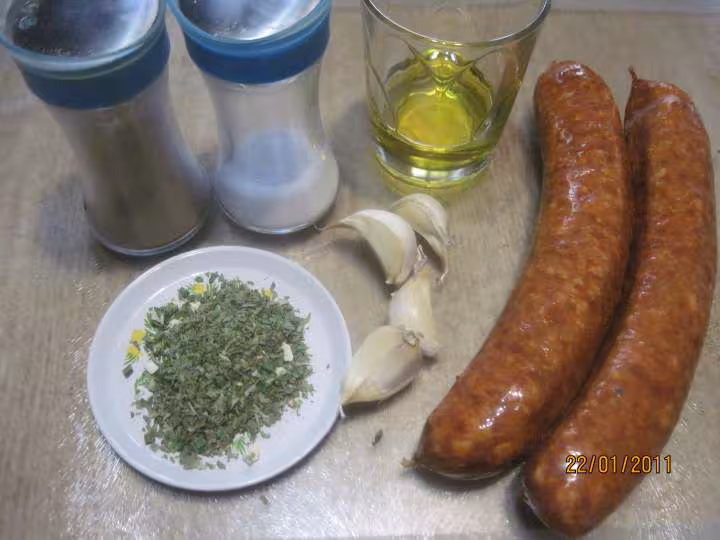 Saucisses de montbeliard sur un lit d endives
