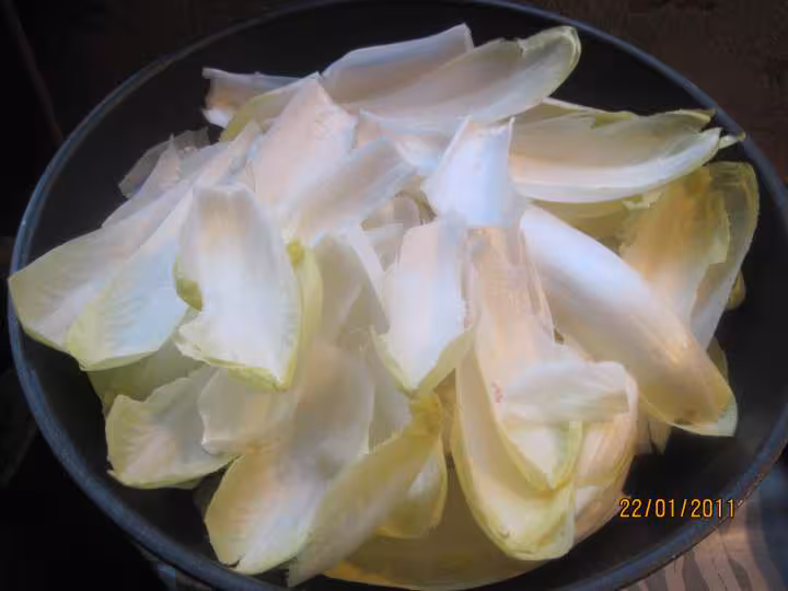 Saucisses de montbeliard sur un lit d endives