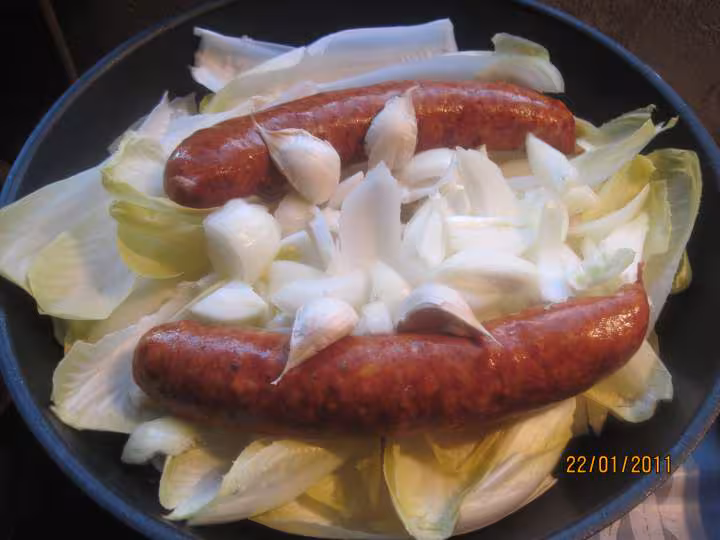 Saucisses de montbeliard sur un lit d endives
