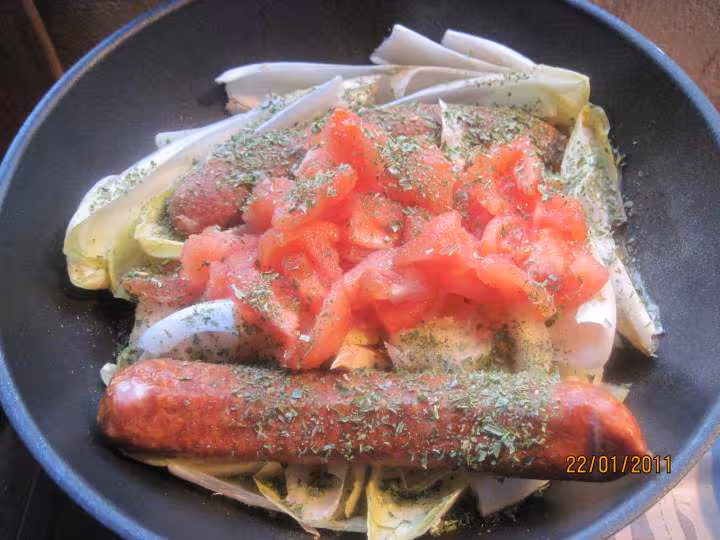Saucisses de montbeliard sur un lit d endives