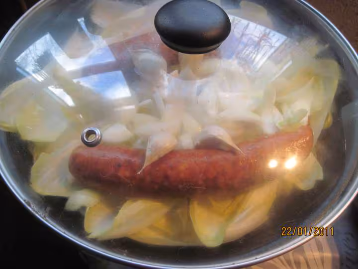 Saucisses de montbeliard sur un lit d endives