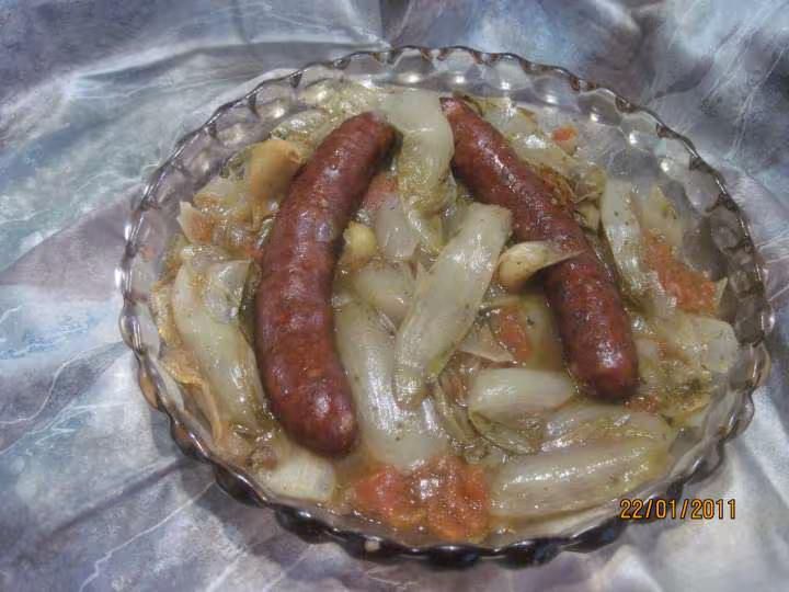 Saucisses de montbeliard sur un lit d endives