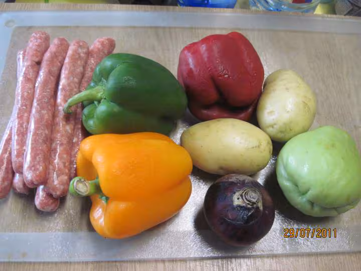 Saucisses de porc aux legumes varies