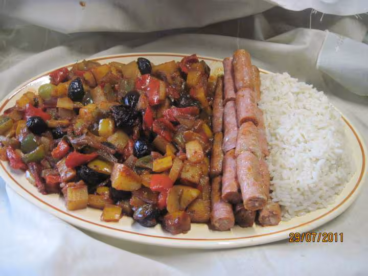 Saucisses de porc aux legumes varies