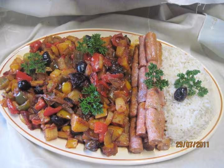 Saucisses de porc aux legumes varies