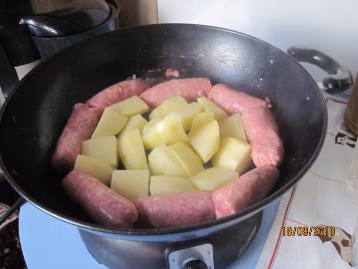 Saucisses de toulouse aux p de terre en sauce