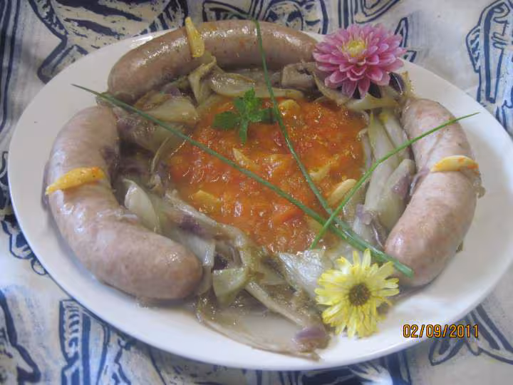 Saucisses de toulouse sur 1 lit d endives a la sauce tomates