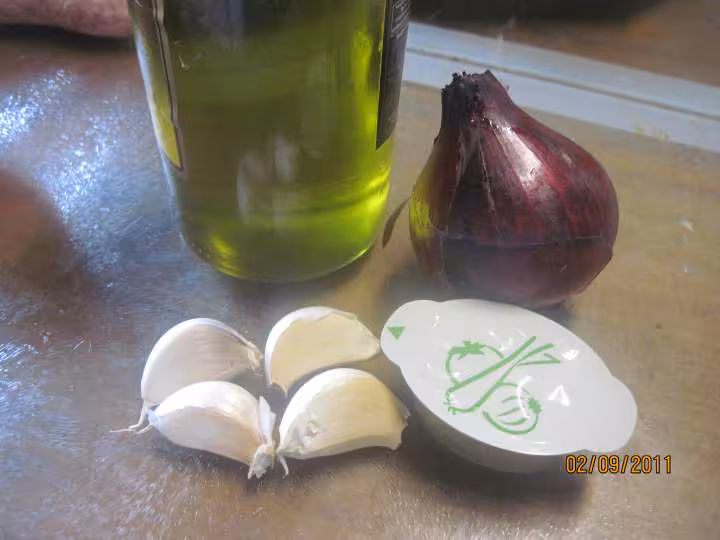 Saucisses de toulouse sur 1 lit d endives a la sauce tomates