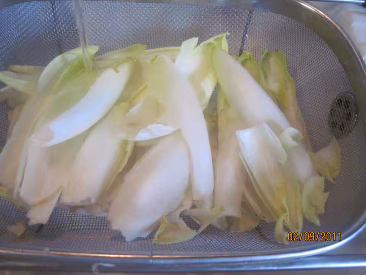 Saucisses de toulouse sur 1 lit d endives a la sauce tomates