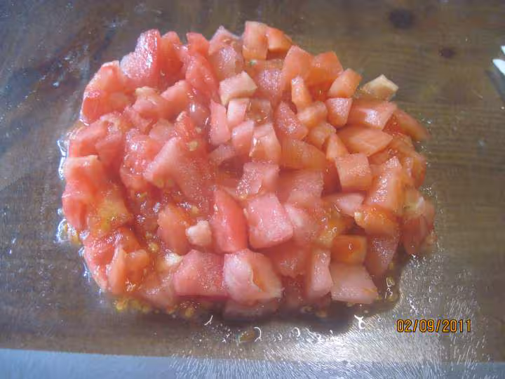 Saucisses de toulouse sur 1 lit d endives a la sauce tomates