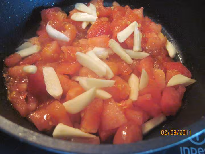 Saucisses de toulouse sur 1 lit d endives a la sauce tomates