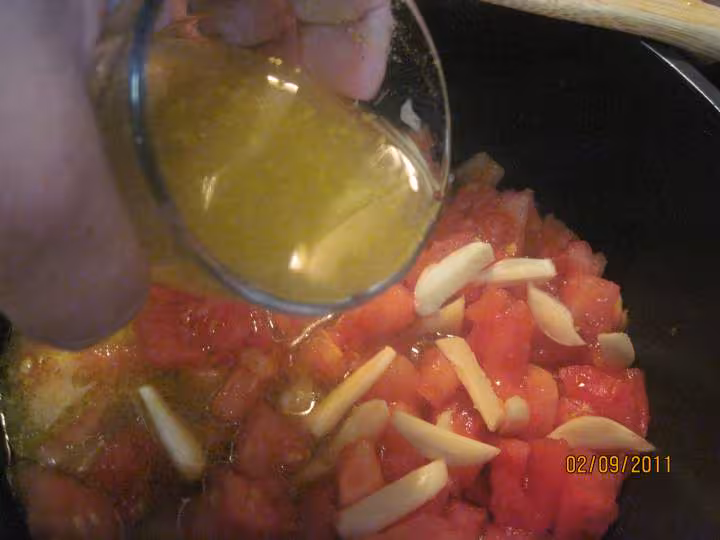 Saucisses de toulouse sur 1 lit d endives a la sauce tomates