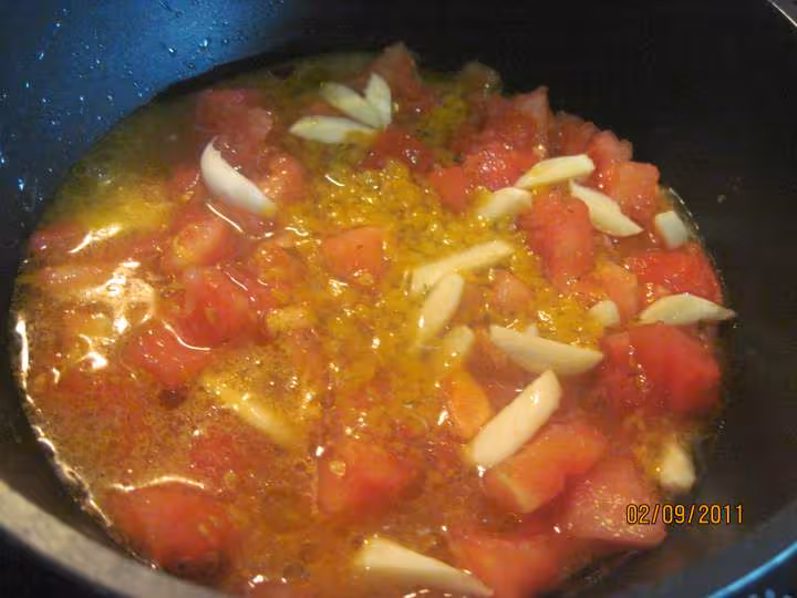 Saucisses de toulouse sur 1 lit d endives a la sauce tomates