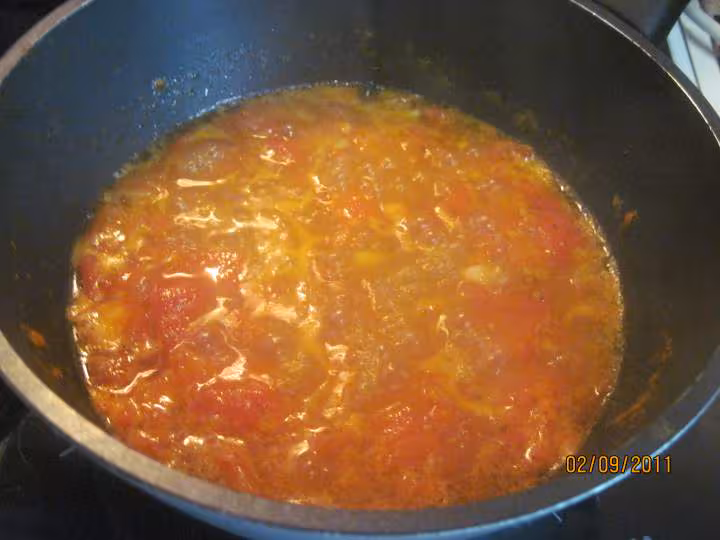 Saucisses de toulouse sur 1 lit d endives a la sauce tomates