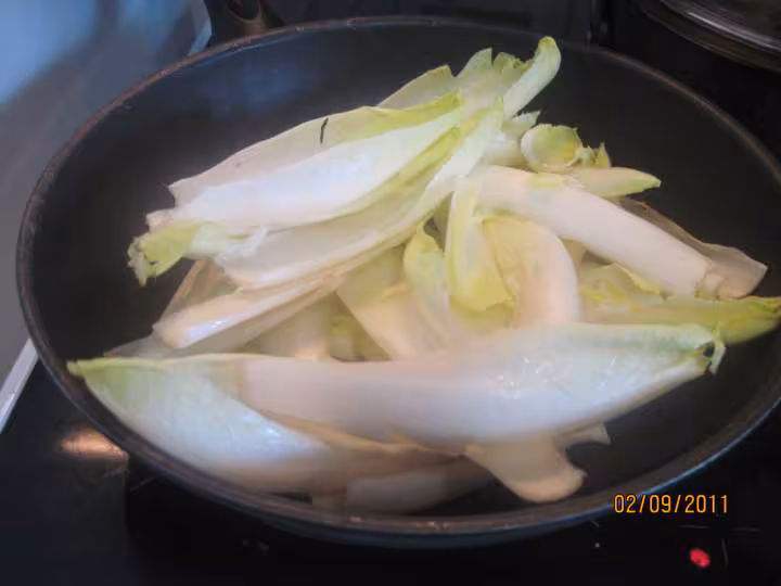Saucisses de toulouse sur 1 lit d endives a la sauce tomates