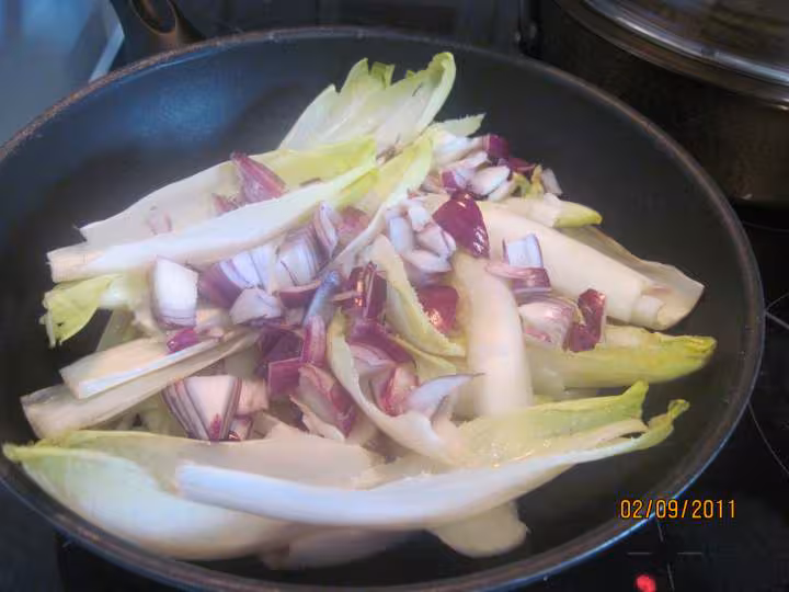 Saucisses de toulouse sur 1 lit d endives a la sauce tomates